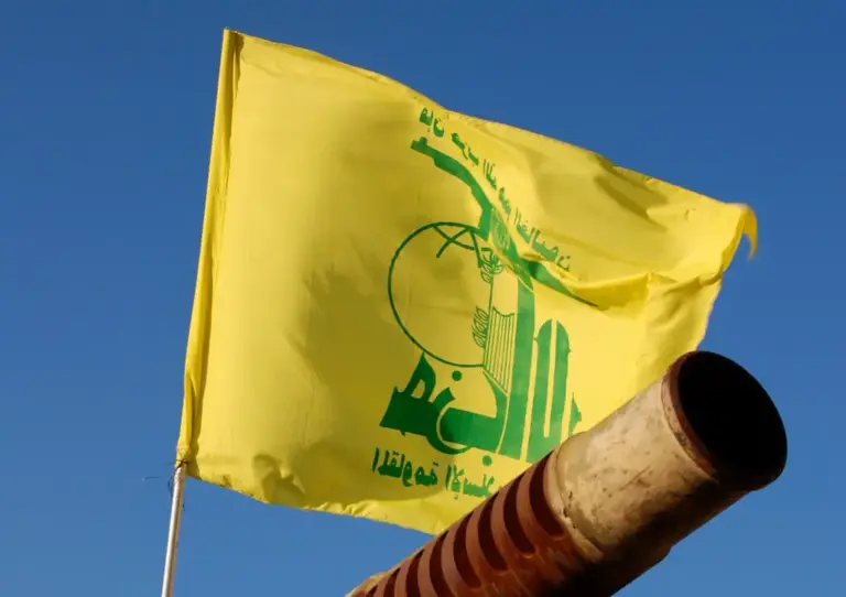 Uma bandeira do Hezbollah sobre um canhão abandonado nas Colinas de Golã. (Foto: Paul Keller / Flickr)