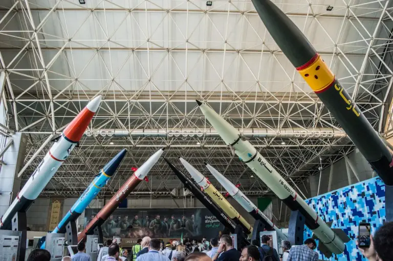 Mísseis iranianos em exposição no Museu Aeroespacial do Irã, em Teerã. (Foto: Pedro Marin / Revista Opera)