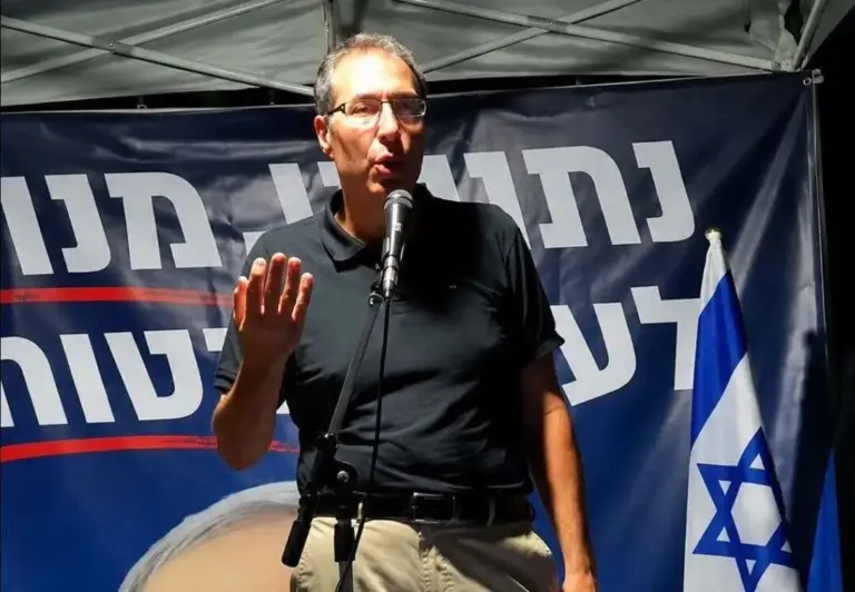 O ex-porta-voz de Netanyahu, Eli Hazan, durante ato em que declarou que fabrica notícias falsas. (Foto: Reprodução / X)