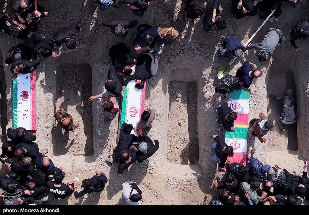 Funeral de crianças martirizadas no ataque dos EUA e Israel à Escola de Minab, no Irã. Março de 2026. (Foto: Morteza Akhondi / Tasnim)