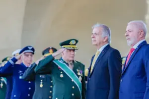 Comandantes militares, o ministro da Defesa, José Múcio, e o presidente Luiz Inácio Lula da Silva durante cerimônia do Dia do Soldado, no Quartel-general do Exército, em agosto de 2024. (Foto: Ricardo Stuckert / PR)