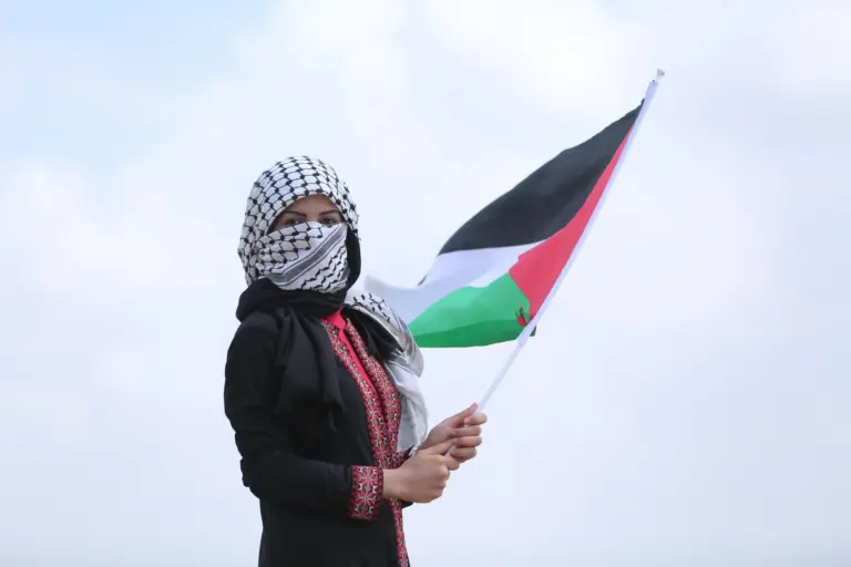 esde 7 de outubro de 2023, Israel proíbe de facto a política palestina organizada — por meio de prisões em massa, detenção administrativa, perseguição a líderes comunitários e criminalização da expressão política — mesmo enquanto eleições são anunciadas e coalizões formadas. (Foto: Hosny Salah / Pixabay)