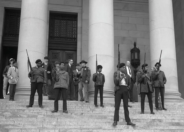 Membros do Partido dos Panteras Negras nas escadarias do prédio Capitólio de Washington, em 28 de fevereiro de 1969. (Foto: CIR Online / Wikimedia Commons)