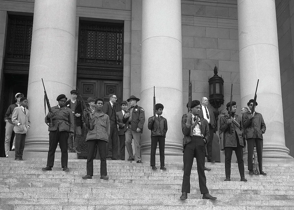 Membros do Partido dos Panteras Negras nas escadarias do prédio Capitólio de Washington, em 28 de fevereiro de 1969. (Foto: CIR Online / Wikimedia Commons)