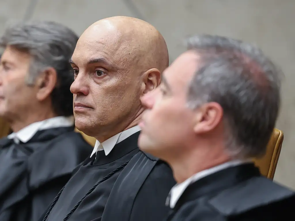 Os ministros do STF, Alexandre de Moraes e André Mendonça, durante posse de Edson Fachin como presidente do Supremo Tribunal. (Foto: Valter Campanato / Agência Brasil)
