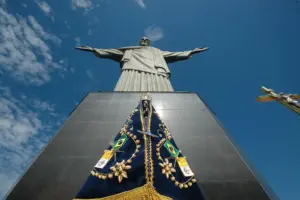 O racismo e a intolerância religiosa da família Bolsonaro e de seus aliados voltam a se manifestar na proposta de um deputado do PL, partido de Flávio Bolsonaro, de cassar o título de Padroeira do Brasil de Nossa Senhora Aparecida. (Foto: Gustavo de Oliveira / Arquidiciocese do Rio)