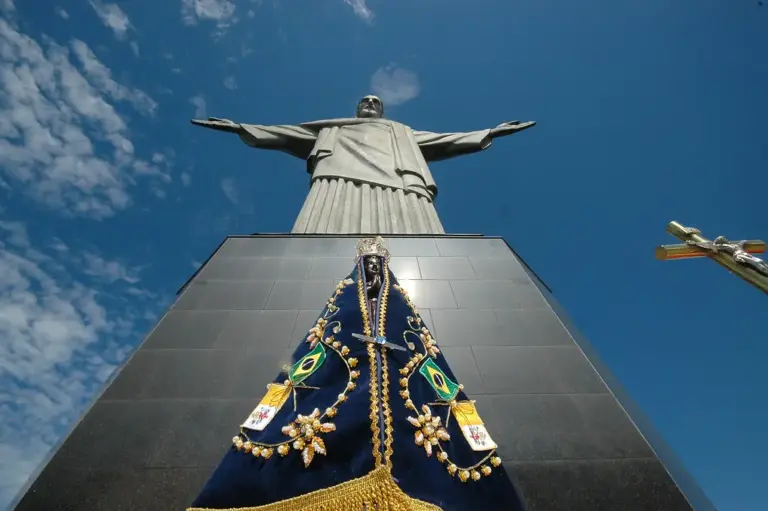 O racismo e a intolerância religiosa da família Bolsonaro e de seus aliados voltam a se manifestar na proposta de um deputado do PL, partido de Flávio Bolsonaro, de cassar o título de Padroeira do Brasil de Nossa Senhora Aparecida. (Foto: Gustavo de Oliveira / Arquidiciocese do Rio)