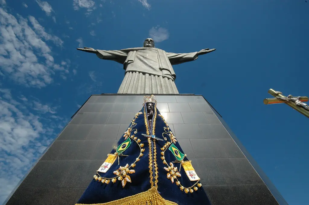 O racismo e a intolerância religiosa da família Bolsonaro e de seus aliados voltam a se manifestar na proposta de um deputado do PL, partido de Flávio Bolsonaro, de cassar o título de Padroeira do Brasil de Nossa Senhora Aparecida. (Foto: Gustavo de Oliveira / Arquidiciocese do Rio)