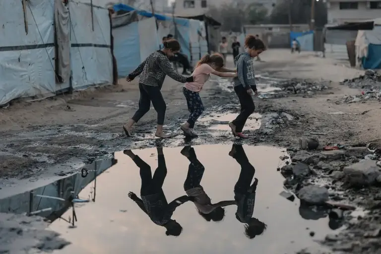 Crianças palestinas brincam em um acampamento de deslocados em Gaza. (Foto: Hosny Salah / Pixabay)