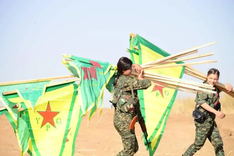 Combatentes das Unidades de Proteção do Povo (YPG), principal braço militar das Forças Democráticas Sírias (SDF). (Foto: Kurdishstruggle / Flickr)