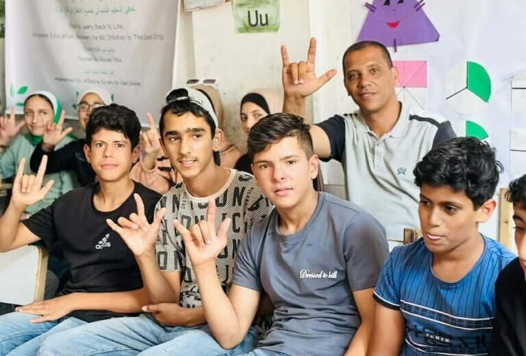 Fadl Kuraz, professores e estudantes surdos de Gaza. (Foto: Jumana Mughari / Mondoweiss)