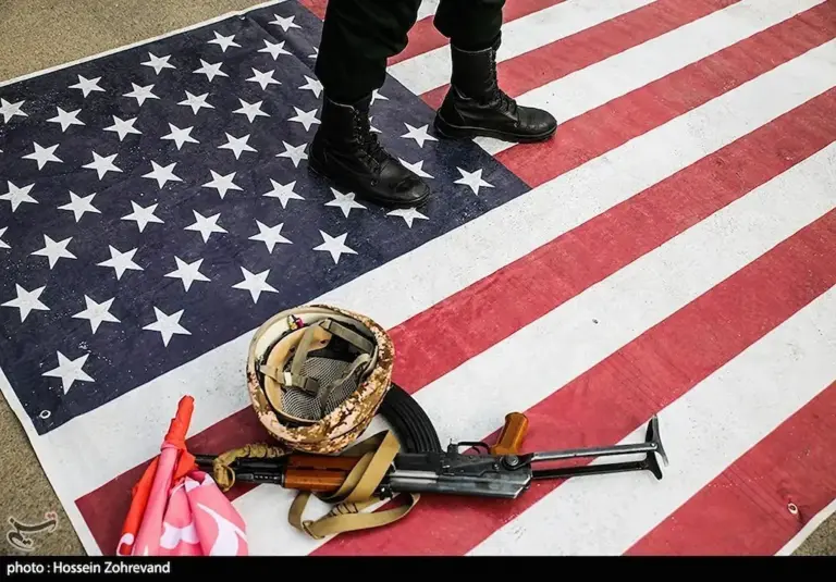 Soldado iraniano pisa na bandeira dos Estados Unidos durante exercício na Universidade Militar Imã Hussein, em Teerã. (Foto: Hossein Zohrevand / Tasnim)