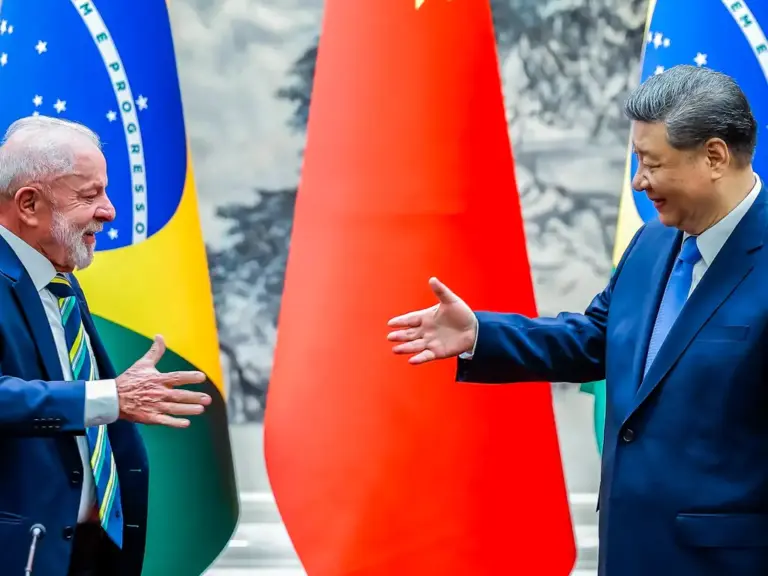 13.05.2025 - Presidente da República, Luiz Inácio Lula da Silva e o Presidente da República Popular da China, Xi Jinping, durante a cerimônia de assinatura de Atos, no Palácio do Povo. Pequim - China.  (Foto: Ricardo Stuckert / PR)