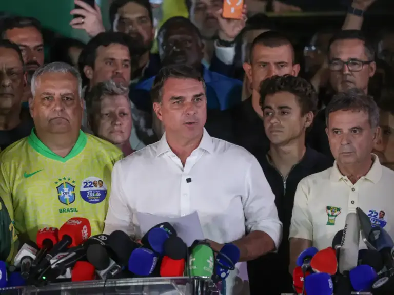 Brasília (DF), 25/10/2026 - O candidato à Presidência da República, senador Flávio Bolsonaro (PL), fala com jornalistas após ser derrotado no segundo turno das eleições pelo candidato Luiz Inácio Lula da Silva (PT). (Foto: Joédson Alves/Agência Brasil)