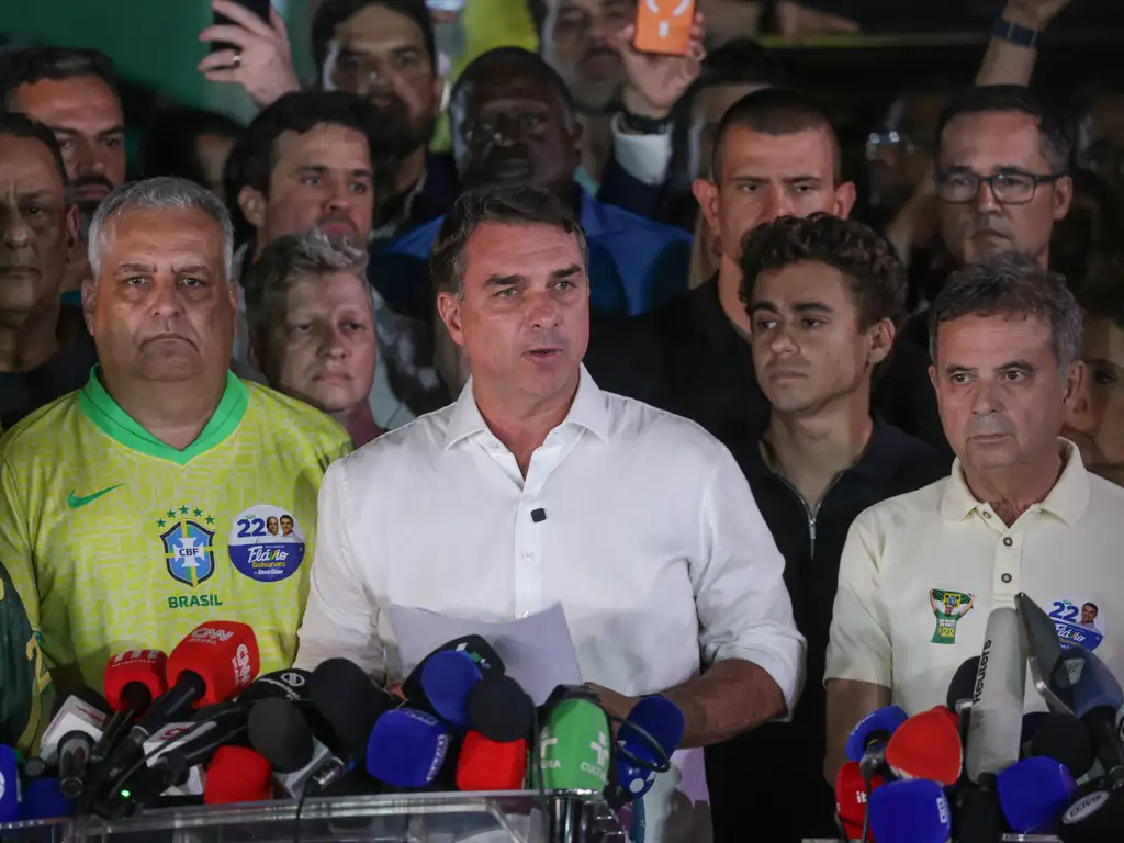 Brasília (DF), 25/10/2026 - O candidato à Presidência da República, senador Flávio Bolsonaro (PL), fala com jornalistas após ser derrotado no segundo turno das eleições pelo candidato Luiz Inácio Lula da Silva (PT). (Foto: Joédson Alves/Agência Brasil)