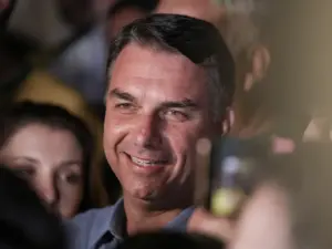 Brasília (DF), 04/10/2026 - Flávio Bolsonaro (PL) fala com jornalistas após a vitória no primeiro turno das eleições de 2026 sobre seu oponente, Luiz Inácio Lula da Silva (PT). (Foto: Joédson Alves/Agência Brasil)