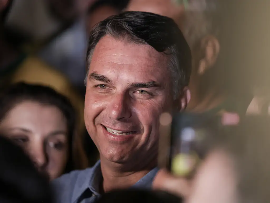 Brasília (DF), 04/10/2026 - Flávio Bolsonaro (PL) fala com jornalistas após a vitória no primeiro turno das eleições de 2026 sobre seu oponente, Luiz Inácio Lula da Silva (PT). (Foto: Joédson Alves/Agência Brasil)