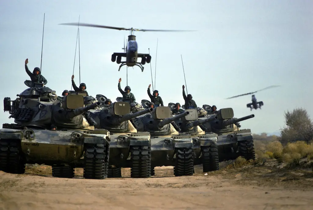 Soldados dos EUA em tanques M60 durante exercício militar. (Foto: U.S National Archives / NARA and DVIDS)