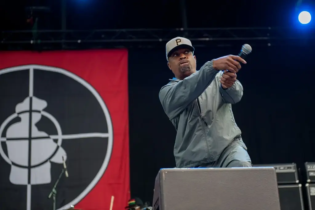 Chuck D, o lendário membro do grupo Public Enemy, recentemente anunciado como Embaixador Global da Música em uma parceria com o Departamento de Estado dos EUA. (Foto: Kim Metso / Wikimedia Commons)
