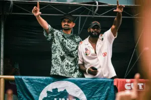 O comediante Thiago Ventura (à esquerda) e o rapper Baco Exu do Blues durante a "Marcha pela Democracia" em São Paulo, em 11/10/2026. (Foto: Priscila Corrêa / Mídia NINJA)