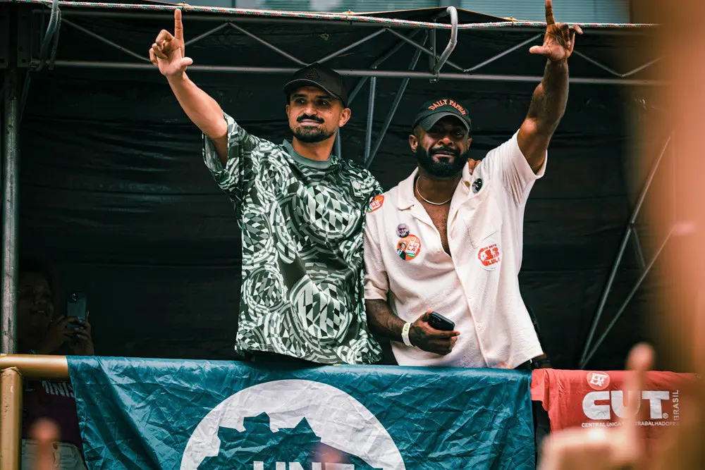 O comediante Thiago Ventura (à esquerda) e o rapper Baco Exu do Blues durante a "Marcha pela Democracia" em São Paulo, em 11/10/2026. (Foto: Priscila Corrêa / Mídia NINJA)